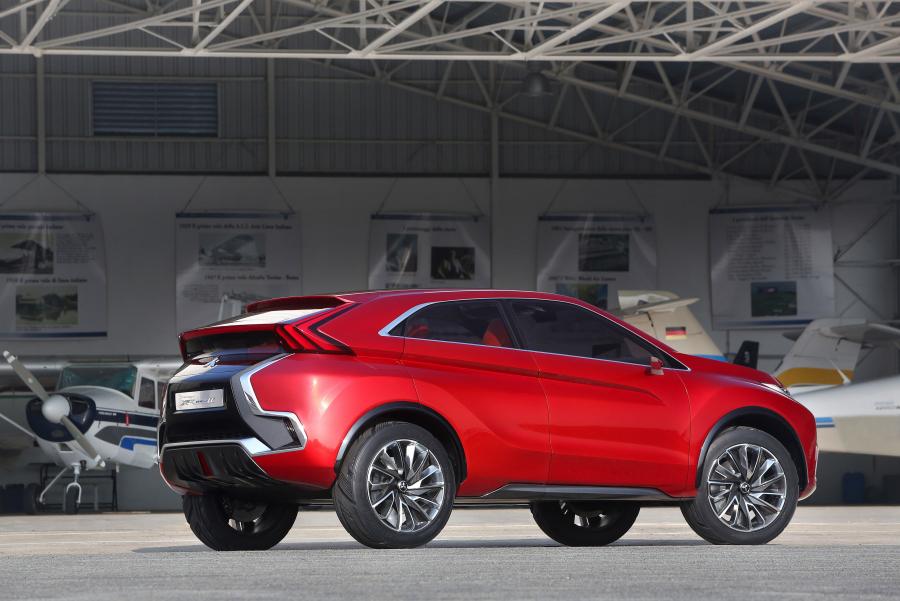  Mitsubishi Concept XR-PHEV II 2015 года  (фото 12 из 21)